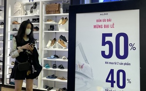Người Sài Gòn hờ hững với quần áo, giày dép siêu giảm giá ở trung tâm thương mại