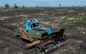 Nông dân Ukraine nghĩ ra cách mới lạ để huỷ thứ khủng khiếp quân Nga bỏ lại trên cánh đồng 