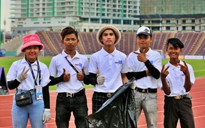 SEA Games 32: Tình nguyện viên làm sạch từng "ngõ ngách" khán đài sân Olympic