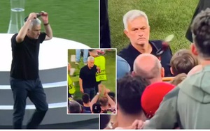 Mourinho ném huy chương, cầu thủ AS Roma khóc lóc sau thất bại trước Sevilla