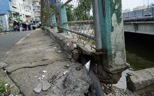 Cận cảnh cây cầu ở TP.HCM xuất hiện nhiều vết nứt