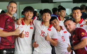 Các cầu thủ U22 Việt Nam &quot;tranh nhau&quot; chụp ảnh chúc mừng sinh nhật Quốc Việt