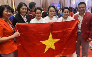 Chùm ảnh: HCV SEA Games 32 đầy cảm xúc của các cô gái vàng karate Việt Nam