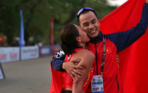 Giành HCV đi bộ 20km SEA Games 32, Nguyễn Thị Thanh Phúc có hành động cực "ngọt"