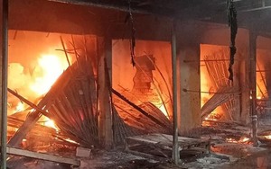 Cháy lớn tại chợ huyện biên giới, nhiều tài sản bị thiêu rụi