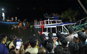 Clip: Lật tàu du lịch ở Ấn Độ khiến ít nhất 22 người thiệt mạng