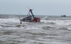 Video: 2 tàu cá Thừa Thiên Huế bất ngờ gặp nạn trên biển do giông lốc, 1 tàu bị sóng đánh chìm