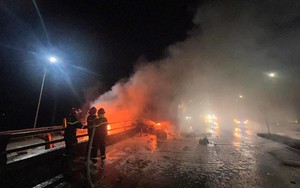 Nghệ An: Xe container bốc cháy dữ dội sau khi tông vào giải phân cách quốc lộ