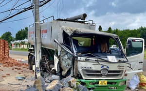 Xe tải tông hư xe du lịch, gãy trụ điện 3 pha khiến 1.300 hộ dân ở Đồng Nai bị cắt điện