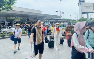 Người dân đi du lịch hè, sân bay Tân Sơn Nhất đón lượng khách "khủng"