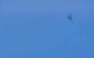 "Bóng ma bầu trời" B-2 Spirit của Mỹ bay lách qua tòa cao ốc