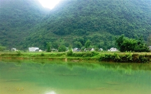 Một dòng sông nổi tiếng ở Cao Bằng, lạ nhất là bốn mùa nước trong xanhm, cảnh đẹp như phim