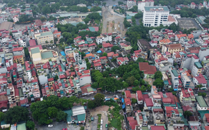 Thi công 2 năm vẫn chưa xong 300 m, đường 8 làn xe tại Hà Nội thành nơi trồng rau và bãi gửi xe