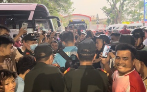 Hàng nghìn CĐV Hải Phòng chen lấn chờ chụp ảnh với Quang Hải, Công Phượng