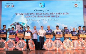 Tặng bình ắc quy và học bổng cho các gia đình ngư dân Ninh Thuận 