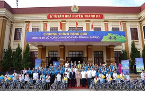 Phó Chủ tịch nước Võ Thị Ánh Xuân trao học bổng "Quỹ xe đạp chở ước mơ" cho trẻ em hiếu học tỉnh Hải Dương