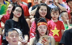 Bạn gái Đoàn Văn Hậu cùng vợ các tuyển thủ "tiếp lửa" cho ĐT Việt Nam