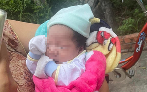 Trẻ sơ sinh bị bỏ trước cổng chùa, cạnh giỏ đồ, hộp sữa và quần áo