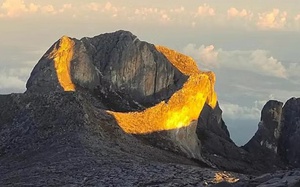 Bức ảnh gây sửng sốt từ một ngọn núi ở Malaysia