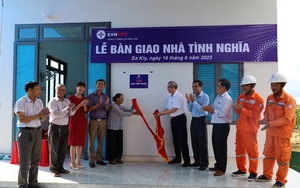 PC Đắk Lắk: Bàn giao hai căn nhà tình nghĩa tại huyện Krông Năng và Krông Pắk