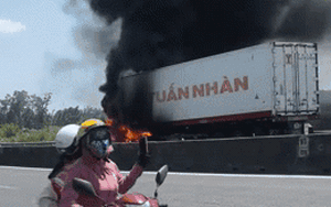 Clip NÓNG 24h: Container cháy rụi trên Quốc lộ 1, tài xế thoát nạn