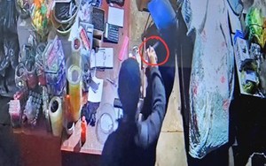 VIDEO: Thiếu niên dùng bình hơi cay xịt vào mặt nữ chủ quán để cướp tiền