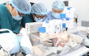 Vừa mổ lấy thai, vừa phẫu thuật thông đường thở cho bé sơ sinh bị khối bướu to 10cm chèn ép vùng họng