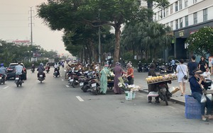Hàng dài ô tô tải và người dân biến vỉa hè lòng đường thành chợ cóc ở quận Hà Đông