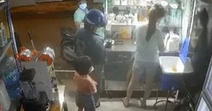 Bức xúc cảnh người phụ nữ xúi con nhỏ trộm điện thoại tại quán trà sữa