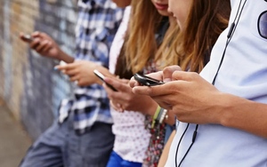 Giới trẻ cai nghiện smartphone bằng cách &quot;làm bạn&quot; với... điện thoại cục gạch