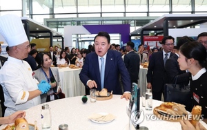 Tổng thống Hàn Quốc hào hứng ăn thử bánh mì kim chi tại Việt Nam