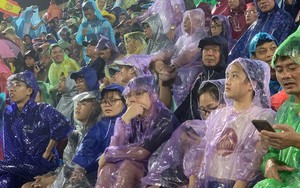 CHÙM ẢNH: CĐV Thép Xanh Nam Định đội mưa cổ vũ đội nhà