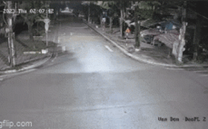 Clip NÓNG 24h: Camera ghi lại tai nạn ở Quảng Ninh lúc 2 giờ sáng khiến người phụ nữ ngã văng ra đường
