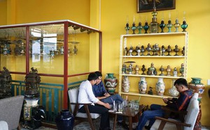 Bước vô quán cà phê này ở Cần Thơ thấy vô số cổ vật, có cổ vật mang tên Động Thủy Liêm nhiều người xem