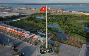 Cột cờ tại Cảng Quốc tế Long An xác lập kỷ lục cao nhất Đông Dương