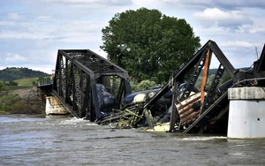 Clip: Sập cầu đường sắt ở Mỹ khiến nhiều toa hàng rơi xuống sông