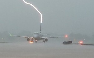 Clip: Máy bay chở khách ở Mỹ bị sét đánh thẳng xuống khi đang hạ cánh giữa cơn bão