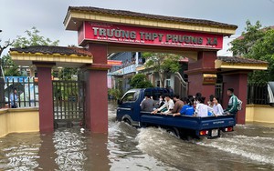 Nước mưa ngập đến gối, thí sinh Phú Thọ được "hộ tống" vào tận phòng thi tốt nghiệp THPT 2023