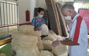 Lão nông ở Ninh Bình thức khuya dậy sớm làm ra thứ bánh đa canh dai, giòn, trở thành đặc sản