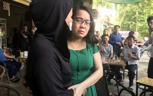 Ngày ra tù, cô giáo Lê Thị Dung bật khóc khi gặp lại người thân, bạn bè