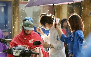 Tình nguyện viên đội nắng đội mưa “tiếp sức” cho sĩ tử mùa thi