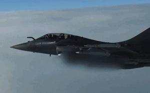 Bị chiến đấu cơ Rafale Pháp truy đuổi, phi công ném ma túy qua cửa sổ máy bay dân sự