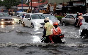 Bình Dương: Người dân khó nhọc lội nước ngập trên Quốc lộ 13 sau cơn mưa lớn