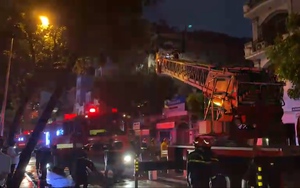 Clip: Cháy tầng 6 nhà hàng ở quận 1 TP.HCM, hàng chục xe chữa cháy đến hiện trường ứng cứu