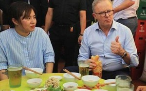 Thủ tướng Australia ăn bánh mỳ, uống bia phố cổ 