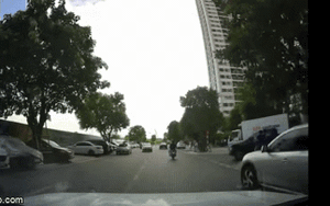 Clip NÓNG 24h: Xe bán tải tự động trôi ra giữa đường, tài xế bế trẻ nhỏ hớt hải đuổi theo