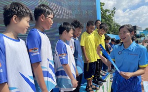 "Tiên cá" Ánh Viên lan tỏa niềm đam mê bơi lội cho trẻ em TP.HCM