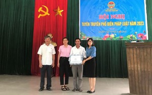  Hội Nông dân tỉnh Thừa Thiên Huế tặng tủ sách pháp luật cho hội viên nông dân 
