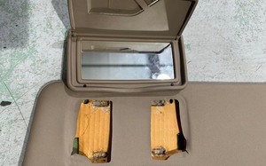 Ngỡ ngàng xe tiền tỷ Toyota Fortuner sử dụng tấm che nắng bằng bìa carton bên ghế phụ