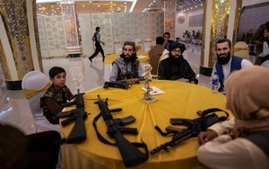 Ảnh thế giới 7 ngày qua: Lực lượng Taliban mang súng khi dự tiệc cưới ở Afghanistan